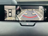 360&deg;ビューモニターでは、両サイドとフロント、バックカメラの合成で、あたかも上空から見下ろした様に周囲を確認して頂けます。駐車場だけでなく、T字路等でも活躍のアイテムです!
