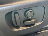 電動パワーシートですので運転中のシート調節も安全に行えます。微調整も可能ですのであなただけのドライビングポジションを実現します。