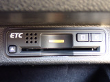 ■【ETC車載器】が装備されています。セットアップをしてお渡しとなり、ETCカードを差し込むだけで高速道路の利用が可能です。