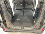 後席背もたれを倒せばちょっと大きめの荷物や長いものを積みたい時に便利です。