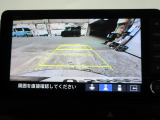 バックカメラの画像です。ガイドラインがスムースな車庫入れをサポートいたします。車庫入れの安心感がアップしますね。