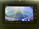 バックでの車庫入れも安心です! リアカメラが付いているバックモニター付のナビを装備しております。操作線もついており距離感も画面から確認できます。