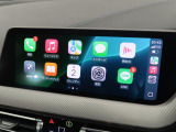 【アップルカープレイ】iPhoneがBMW車両とワイヤレスで接続されます。Apple CarPlayでは、オーディオストリーミングやメッセージングアプリがディスプレイに表示されます。