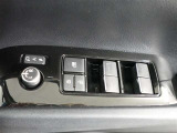 運転席のパワーウインドスイッチで全席窓の開閉・ロック操作ができます。