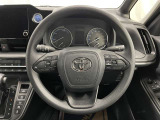 快適な操作性の運転席、ハンドルも綺麗に清掃済みです!もちろん安全を守るエアバッグも装備しているので安心してお乗りいただけます(^^)