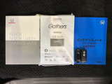 スマートキーは鍵をバッグに入れたままでもドアロックの開閉やエンジンのON・OFFができます。夜間や雨の日も鍵を探さなくて良いので便利です。