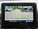 リバースギア連動のバックカメラが付いています。画面に鮮やかに写りますので夜間や雨の日も安心してバックできますね。人気装備の一つです。