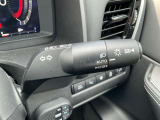 ハイビームアシストは周囲の明るさから対向車や先行車、街灯の有無などをフロントカメラが検知して、自動でハイビーム(上向き)とロービーム(下向き)を切り替える機能です。