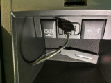 アクセサリーソケットはUSBのアダプターなどをつければ、スマホの充電にも使えます。横にはナビゲーション用の外部入力可能なAUX端子やUSB端子がついており、周辺には物が置けるボックスがついています。