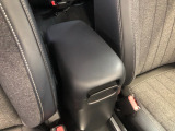 【アームレスト】運転時の疲労軽減にもなるアームレストがついています!