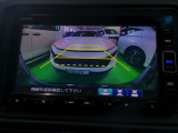 バックカメラの画像です。ガイドラインがスムースな車庫入れをサポートいたします。車庫入れの安心感がアップしますね。