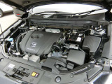 2.0L SKYACTIV-G搭載車です。エンジンルームの状態を確認できます。