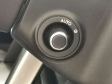 【電動調整ステアリングコラム】電動でステアリングの位置を微調整できます。またシートメモリと組み合わせることでハンドル位置も記録することができます。