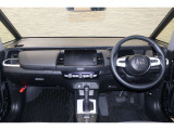操作性に優れた運転席となります!小物入れや各ボタンの配置にこだわり、使いやすいです!座り心地もよく視認性も良好なのでロングドライブもお任せ下さい!