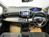 フロントガラスが大きく、ワイドな視界で運転もしやすくなるように設定されています。視認性のよいインパネ周りです。操作スイッチやカップホルダーも使いやすい位置に配置されています。