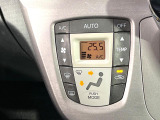 【オートエアコン】一度お好みの温度に設定すれば、車内の温度を検知し風量や温度を自動で調整。暑い&hellip;寒い&hellip;と何度もスイッチ操作をする必要はありません。快適な車内空間には必須の機能ですね♪