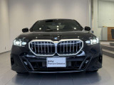 BMW代表的な特徴のキドニーグリル。BMWのすべてのモデルに採用され、BMWらしさを強調しております。