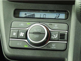 オートエアコンを装備しておりますので、四季を通じて車内を快適な温度に保つことが出来ます!高級感が有りますね!