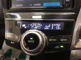 オートエアコンです。温度を設定すれば、あとはクルマにおまかせ!車内を快適に保ってくれます。1つのダイヤルで空調操作が可能!このアイコニックなデザインは、プリウス&alpha;の特徴のひとつです!
