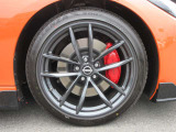 レイズ製19インチアルミ鍛造ホイール:フロント:255/40R19 96Wタイヤ、リヤ:275/35R19 96Wタイヤ