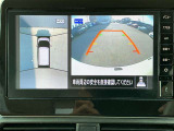 アラウンドビューモニターです。上空からお車の周りを見る感覚で表示されますので、車庫入れも安心です。