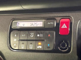 【オートエアコン】一度お好みの温度に設定すれば、車内の温度を検知し風量や温度を自動で調整。暑い&hellip;寒い&hellip;と何度もスイッチ操作をする必要はありません。快適な車内空間には必須の機能ですね♪