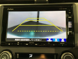 リバースギアに入れるだけで後方の表示へ切り替わります。夜間や雨の日の駐車も楽になりますよ。