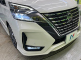 【LEDヘッドライト】悪天候や夜間走行時も良好な視界を確保し安心して運転できる高輝度LEDヘッドライトを装備!点灯速度が早く、消費電力も抑えられています。