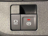 指先だけで簡単に操作が可能な電動パーキングブレーキを採用。「HOLD」スイッチを押すと、渋滞や信号待ちなどでブレーキペダルから足を離しても、ブレーキを保持するので安心です