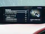 こちらのお車には先進安全装備が多数搭載されています。衝突被害を回避あるいは軽減するためのブレーキや、後方死角からの接近警報、車線逸脱を防止する警報装置など、詳しくはスタッフまでお尋ねください。