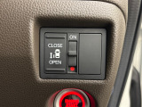【リア片側パワースライドドア】リモコンなどで自動開閉。Hondaスマートキーを携帯していれば、軽い力で解錠とドアオープンが行えます。半ドア状態まで閉めると、自動的に全閉する機能付き。