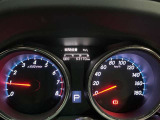視認性に優れたメーターを採用しており、走行中でも車速や情報が分かりやすく表示されます。運転時の視線移動をむりのない範囲に抑え、快適で安心感のあるドライブをサポートします。
