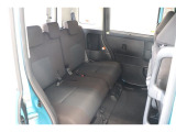 後席シートは分割可倒式。乗せる荷物や乗車人数に合わせて片側ずつ倒すことが出来ます。