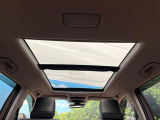 【パノラマルーフ】大型のガラスルーフ搭載で車内の解放感が一気にアップ!開放的なドライブをお楽しみいただけます。