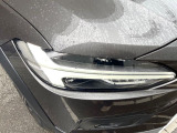 【LEDヘッドライト】悪天候や夜間走行時も良好な視界を確保し、安心して運転できる高輝度LEDヘッドライト!北欧神話に登場する「トールハンマー」をモチーフにした、一目でボルボとわかるデザインです。