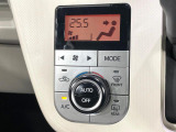 【オートエアコン】一度お好みの温度に設定すれば、車内の温度を検知し風量や温度を自動で調整。暑い&hellip;寒い&hellip;と何度もスイッチ操作をする必要はありません。快適な車内空間には必須の機能ですね♪