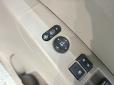 狭い駐車場で便利な電動格納ドアミラーが付いています。