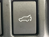 【パワーバックドア】スマートキーや運転席のボタンを押すだけでリアゲートが自動で開閉します!荷物を持っている時や、高い位置にあるバックドアを閉める際に便利な機能です♪