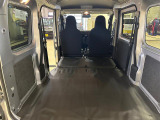 後席を折りたたんだ2人乗車状態の荷室です。荷室長は1,915mm(カタログ値)。荷物を効率よく積めます。