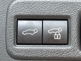 【パワーバックドア】スマートキーや運転席のボタンを押すだけでリアゲートが自動で開閉します!荷物を持っている時や、高い位置にあるバックドアを閉める際に便利な機能です♪