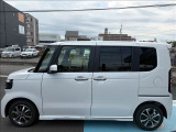 後席左側は電動スライドドアです。乗り降りや荷物の積み下ろしの際に便利です。