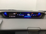 デジタル表示のスピードメーターを大きく配した見やすいメーター部になっています。左側のインフォメーション画面でオドメーターや燃費などの情報を確認できます。