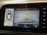 パノラミックビューモニター付きです。車両を上から見たような映像をディスプレイオーディオ画面に表示。運転席からの目視だけでは見にくい、車両周辺の状況をリアルタイムでしっかり確認できます。