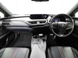 上質で落ち着いた印象のインパネ。視界も広々で運転しやすいです。