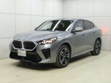 フロントフェイスの精悍な表情と伸びやかに続くボディーライン。斜め前からのアングルはBMWらしいスポーティさとエレガンスさを際立たせます。光の当たり方によって表情を変えるボディーの造形も魅力の一つです。