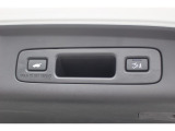 パワーテールゲートはスイッチ一つでらくらく開閉。予約機能で離れたら自動で閉める機能もございます。