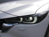 アダプティブLEDヘッドライト装着!フォワードセンシングカメラで前方の追従や対向車の位置を確認、車輌のいない箇所をハイビームにするグレアフリーハイビーム機能が付いております。
