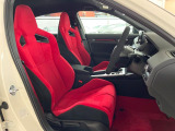 運転席まわりには十分なスペースがあり、大柄な方でもゆったり運転していただける環境です。