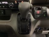 CVT車のセレクトレバーです。低速から高速まで、変速ショックのないスムーズな走りを実現するとともに、エンジン効率のよい領域を維持することで燃費にも貢献します。