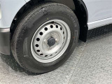 純正スチールタイヤになります。スタッドレスタイヤもこのサイズをお求め下さい。